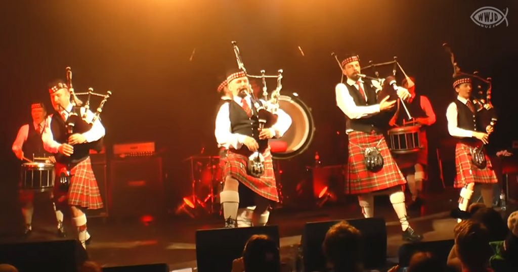 Bagpipers play AC/DC’s ‘Thunderstruck’ and rock the stage WWJD