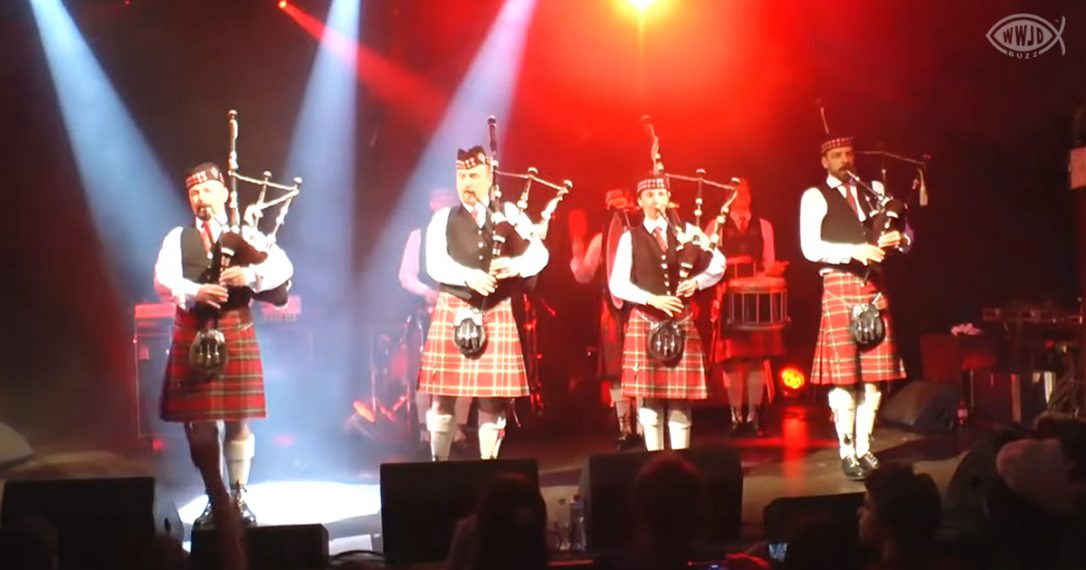 Bagpipers play AC/DC’s ‘Thunderstruck’ and rock the stage – WWJD