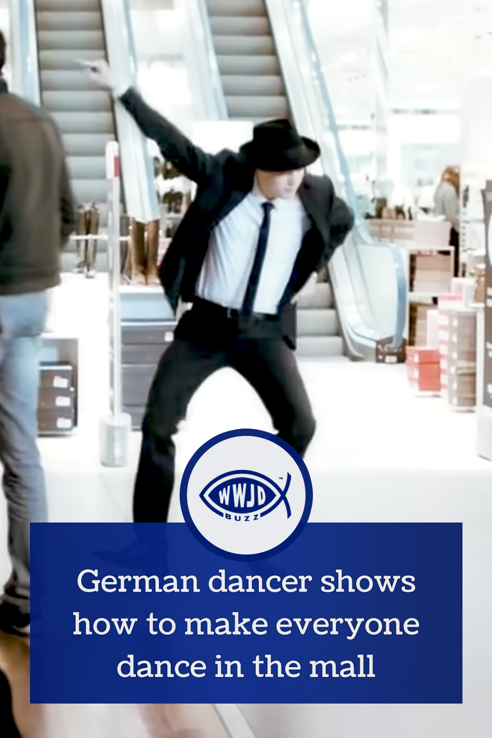 German dancer shows how to make everyone dance in the mall