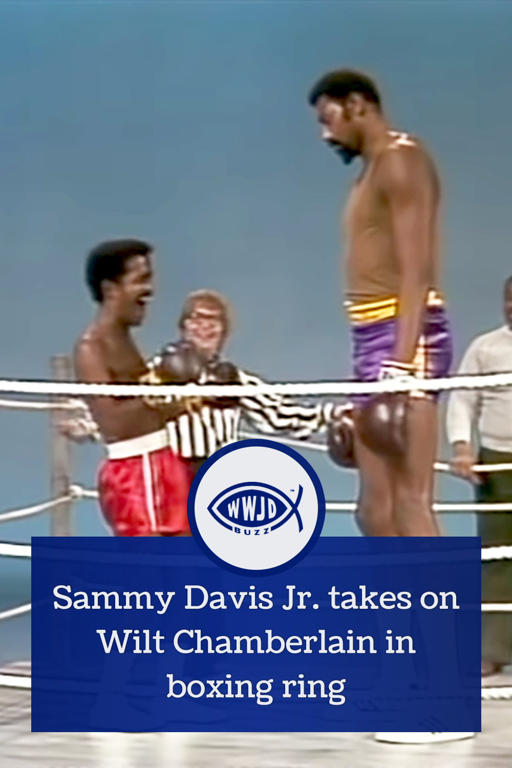 Sammy Davis Jr. takes on Wilt Chamberlain in boxing ring