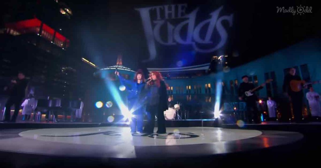 Naomi Judd’s final performance of “Love Can Build A Bridge.” – WWJD